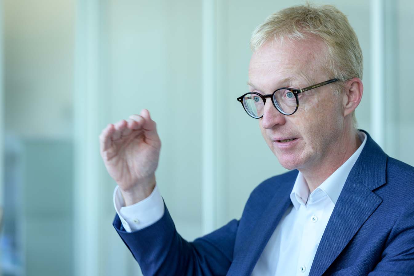 Picture of Bernard Perritaz waving his arm