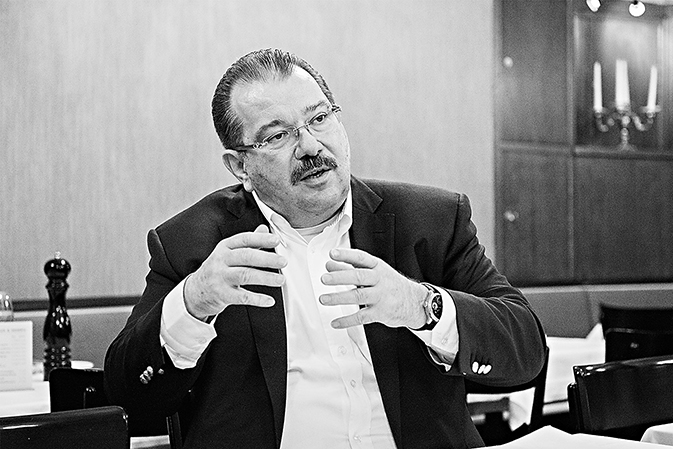 elipsLife echo-interview with Josef Schüpfer